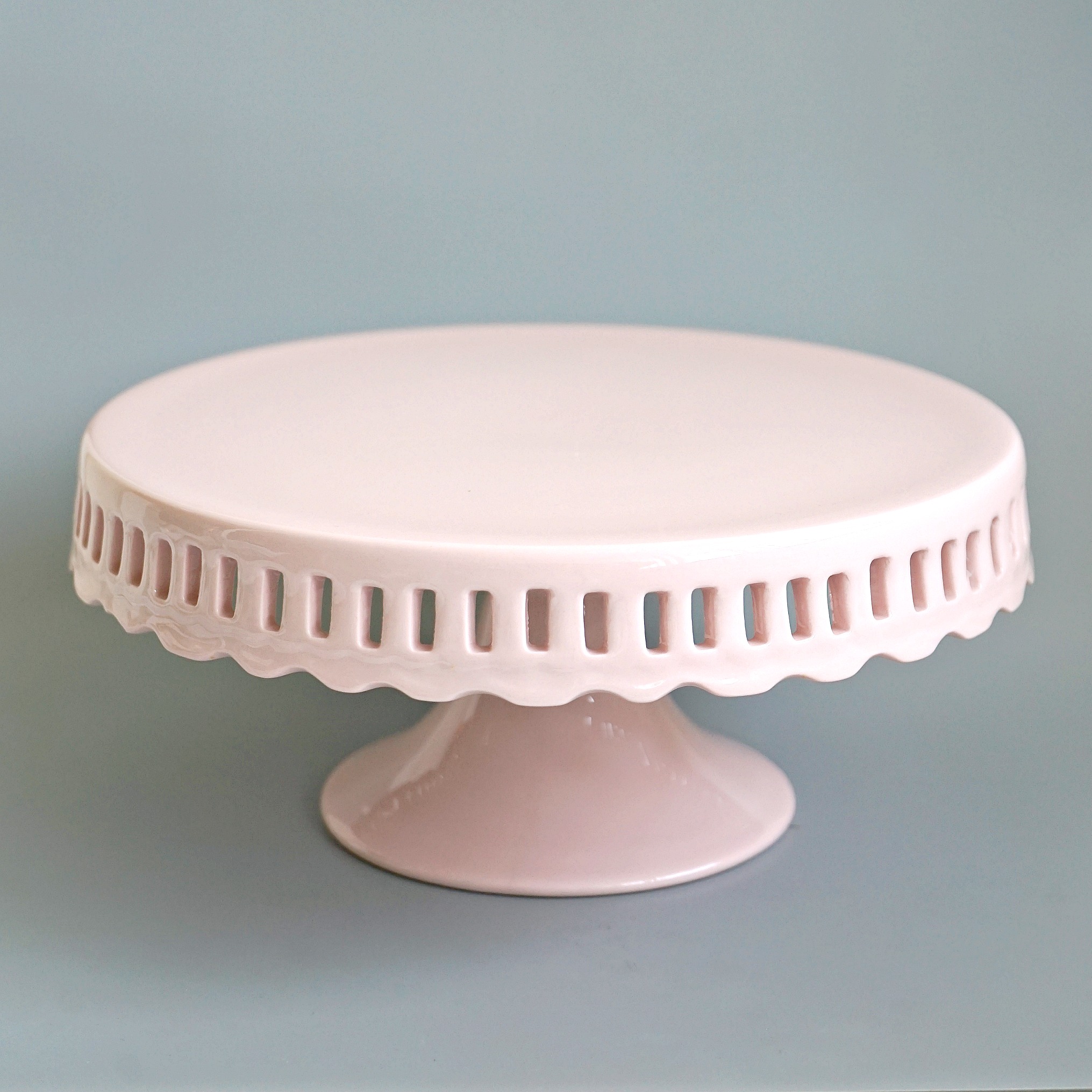 CERAMIC RIBBON PINK CAKE STAND | TRUFFULA FOREST