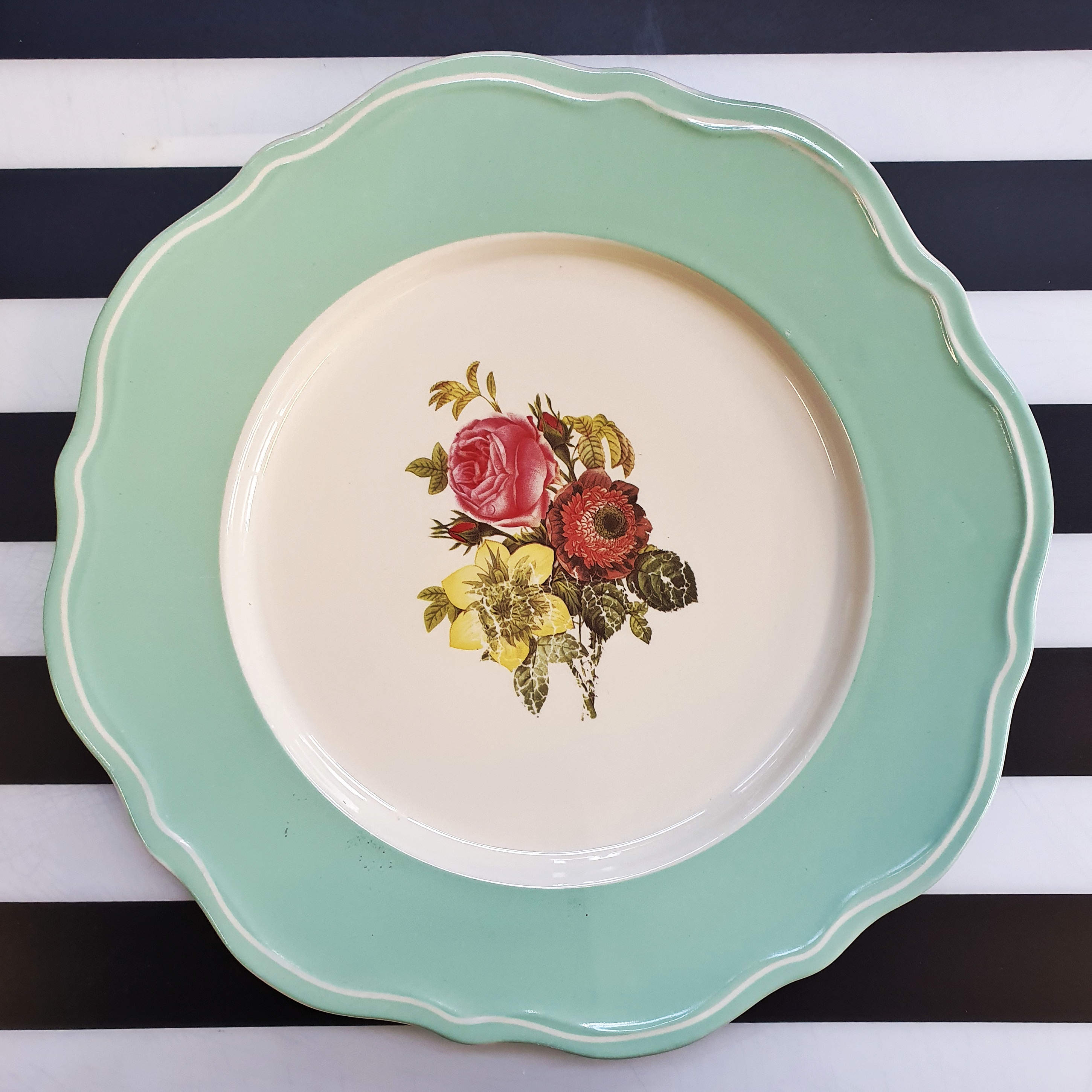 [AS-IS] SHABBY CHIC MINT FLORAL MOTIF PLATE | TRUFFULA FOREST